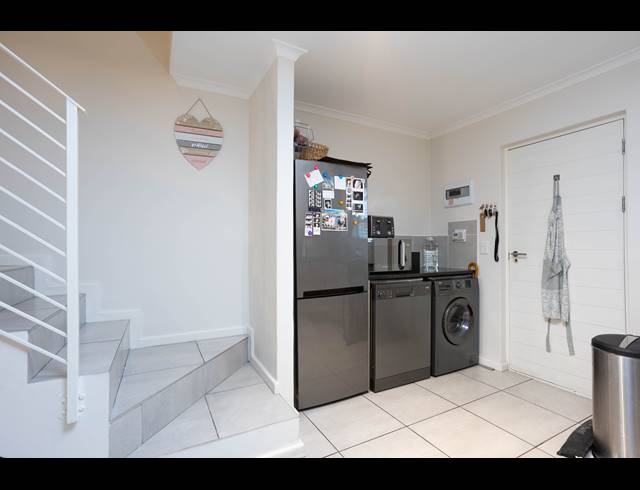 2 BEDROOM TOWNHOUSE TO LET IN HEATHFIELD